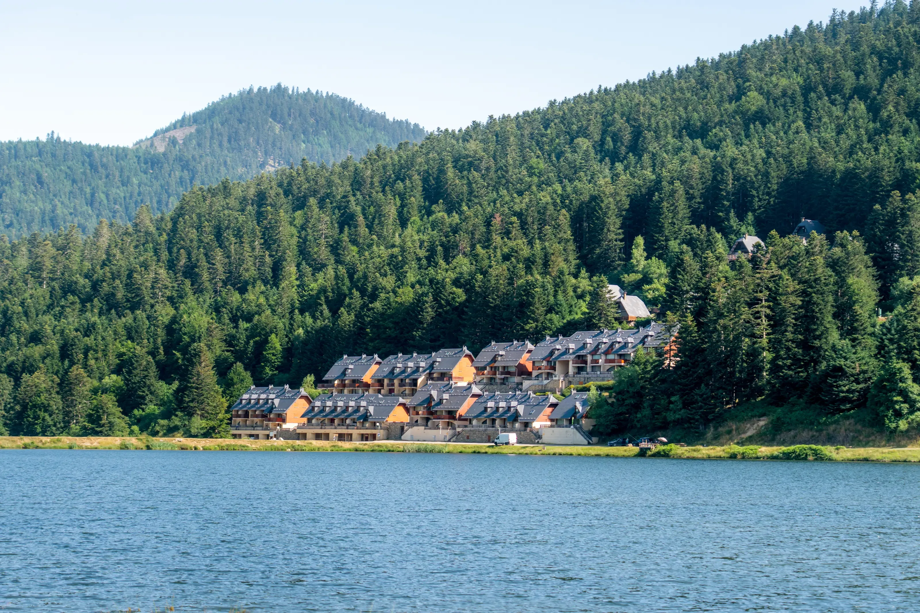 Hébergements au lac de Payolle en été